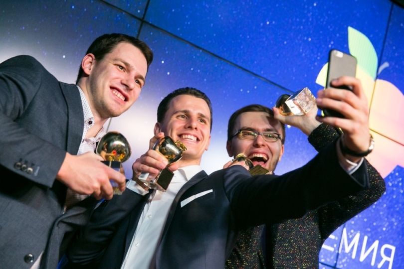 Компания Fibrum, которую возглавляет выпускник Школы бизнес-информатики Илья Флакс, победила в номинации «Hardware стартап» и спецноминации «Народная любовь» конкурса «Стартап года-2015»